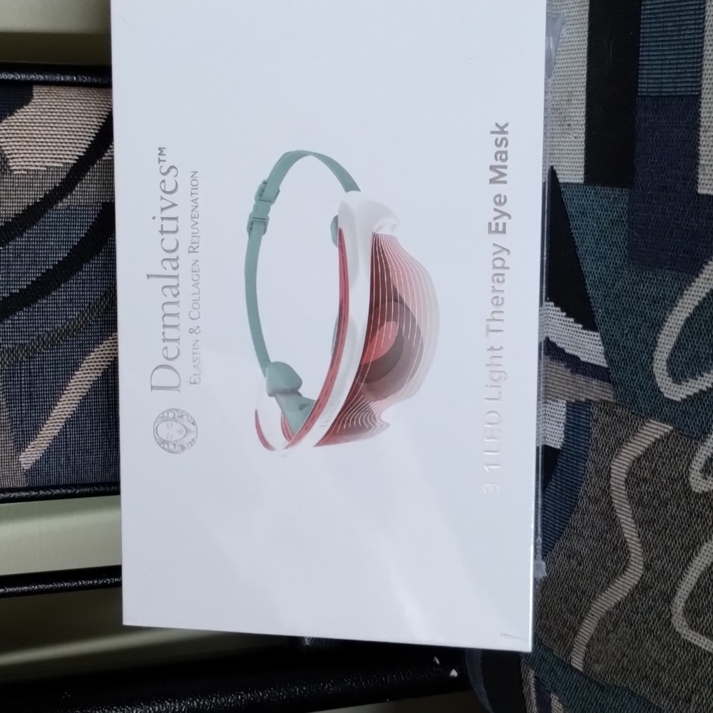 Light therapy eye mask